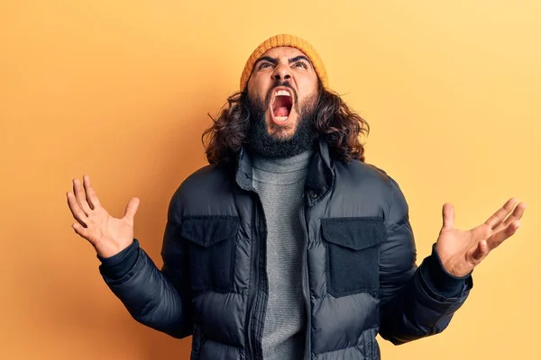 Jovem Árabe Vestindo Roupas Casuais Inverno Louco Louco Gritando Gritando — Fotografia de Stock