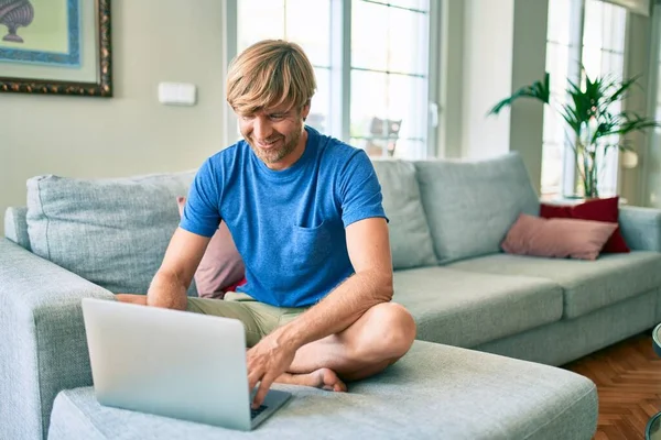Orta Yaşlı Yakışıklı Beyaz Bir Adam Evde Oturup Koltukta Bilgisayar — Stok fotoğraf