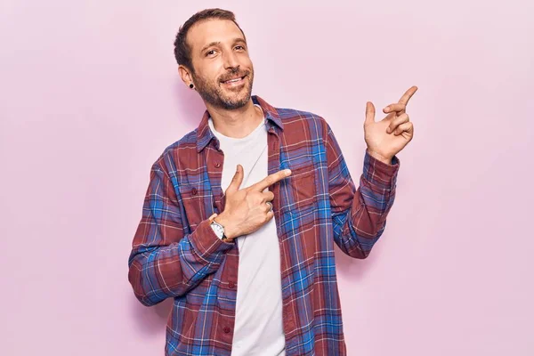 Joven Hombre Guapo Con Ropa Casual Sonriendo Mirando Cámara Apuntando —  Fotos de Stock