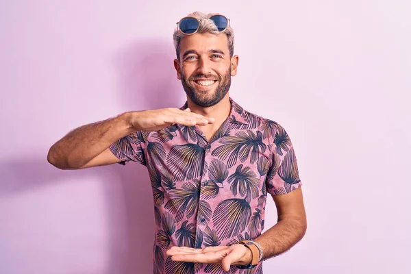 Bonito Loiro Férias Vestindo Camisa Casual Óculos Sol Sobre Fundo — Fotografia de Stock