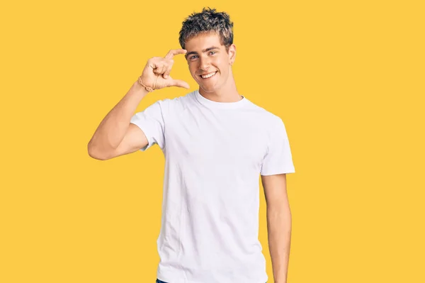 Joven Hombre Guapo Con Camiseta Blanca Casual Sonriente Gesto Seguro —  Fotos de Stock