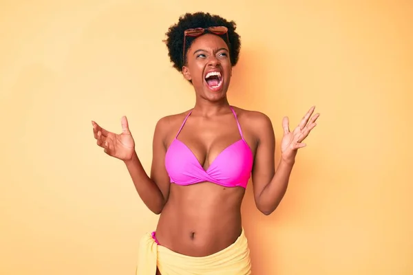 Genç Afro Amerikan Kadın Bikinili Çılgın Kızgın Bir Şekilde Bağırıyor — Stok fotoğraf