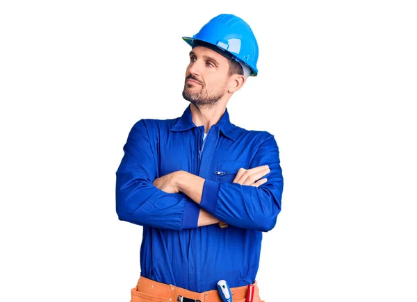 Junger Gutaussehender Mann Arbeiter Uniform Und Hut Ahnungslos Und Verwirrt — Stockfoto