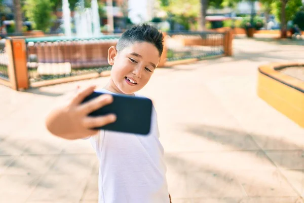 Roztomilý Chlapec Usměvavý Šťastný Tvorby Selfie Smartphonu Ulici Města — Stock fotografie