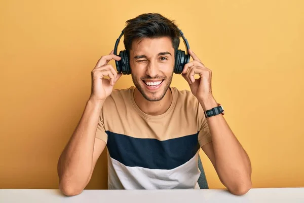 Jovem Homem Bonito Ouvindo Música Usando Fones Ouvido Piscando Olhando — Fotografia de Stock