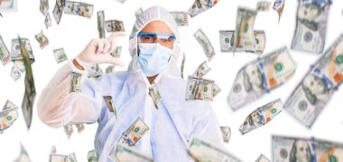 Doktor korumalı Coronavirus üniforması giyen genç İspanyol bir adam gülümseyen ve kendinden emin bir maske takan, el hareketi yapan, parmakları küçük gösteren ve kameraya bakan biri. ölçüm kavramı.