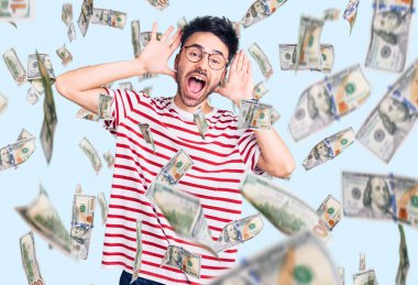 Gündelik giysiler giyen, neşeli gülümseyen, ellerini göstererek bir yuhalama oynayan İspanyol bir genç. Şaşırdım ve çıktım.