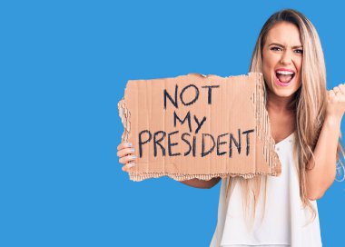 Genç, güzel, sarışın bir kadın elinde karton pankartımı tutmuyor gururla bağırıyor, zaferi ve başarıyı kutluyor kollarını kaldırarak heyecanlanıyor. 