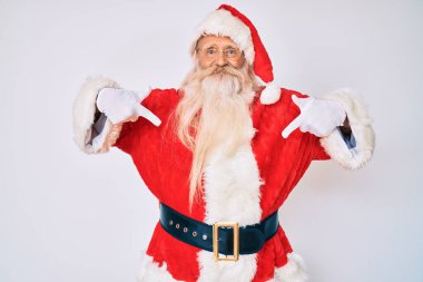 Gri saçlı, uzun sakallı, Noel Baba kostümü giyen, kendine güvenen, gülümseyen, kendini gururlu ve mutlu gösteren yaşlı bir adam.. 