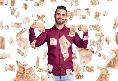 Günlük kıyafetler giyen, kendine güveni olan, kendini gururlu ve mutlu gösteren genç İspanyol bir adam..