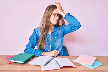 Masada oturan genç sarışın kız el ele tutuşup hata yaptığını hatırlıyor. Unuttum, kötü hafıza kavramı. 