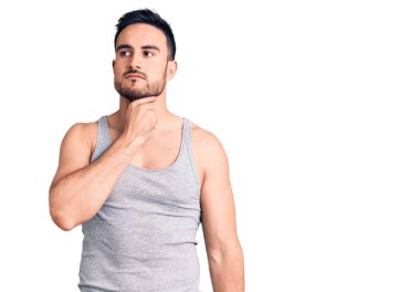 Mayo giyen, kolsuz tişört giyen, boynu ağrıyan, boğaz ağrısı çeken, grip, mantar ve enfeksiyon kapmış genç bir adam. 