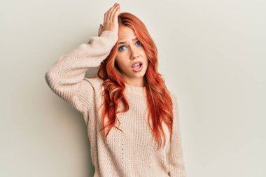 Kış süveteri giyen genç, güzel, kızıl saçlı bir kadın. Hatalı olduğunu unutma. Unuttum, kötü hafıza kavramı. 