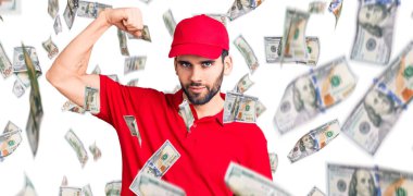 Sakallı, teslimat üniforması giyen yakışıklı genç adam. Güçlü, kaslı, kendinden emin ve gururlu biri.