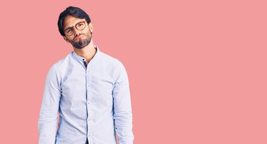 İş gömleği ve gözlük takan yakışıklı İspanyol bunalımlı ve üzüntülü, sinirli ve korkmuş. hüzünlü ifade. 