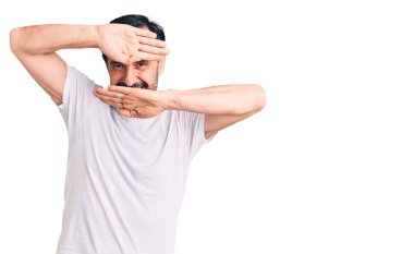 Orta yaşlı yakışıklı, sıradan tişörtler giyen, neşeli gülümseyen, elleri havada bir ufaklığı dikizleyen bir adam. Şaşırdım ve çıktım. 