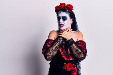 Meksika usulü makyaj yapan genç bir kadın boğularak öldüğü için boğularak ölüyor. Sağlık problemi. Boğulma ve intihar konsepti. 