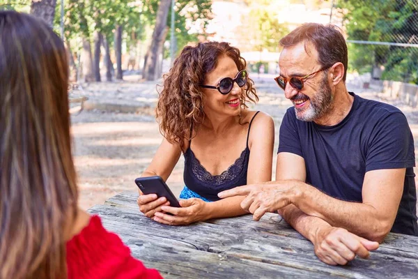 Familjen Ler Glad Sitter Bänken Med Hjälp Smartphone Parken — Stockfoto