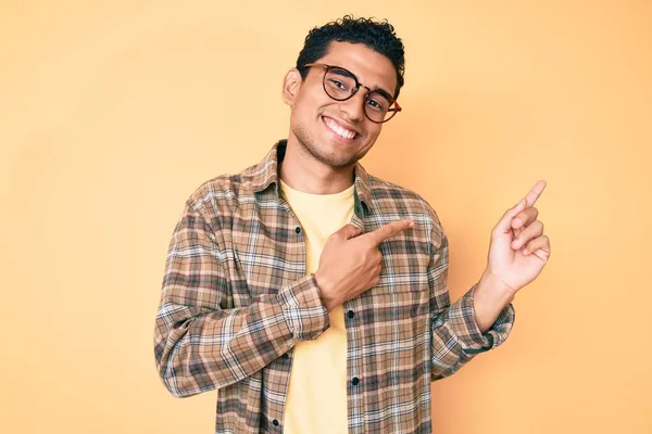 Joven Hombre Hispano Guapo Usando Ropa Casual Gafas Sonriendo Mirando —  Fotos de Stock