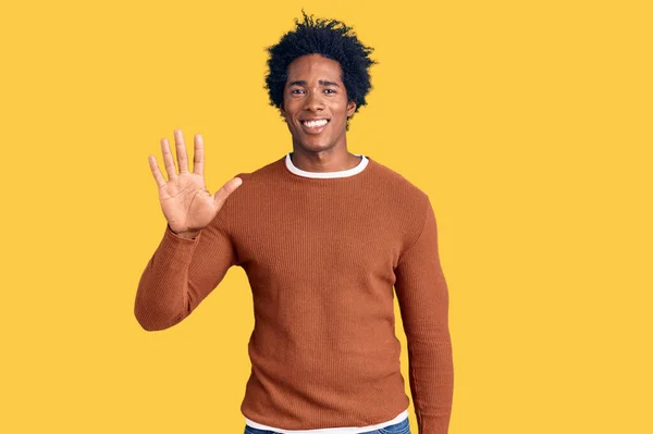머리에 자신감 행복하게 웃으면서 손가락으로 가리키는 아프리카 미국인 — 스톡 사진