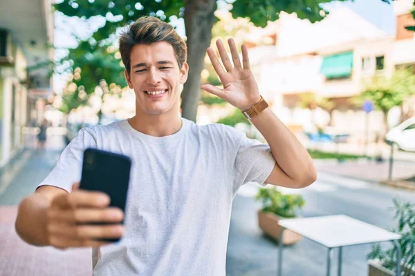 Jeune Homme Caucasien Souriant Heureux Faire Appel Vidéo Utilisant Smartphone — Photo