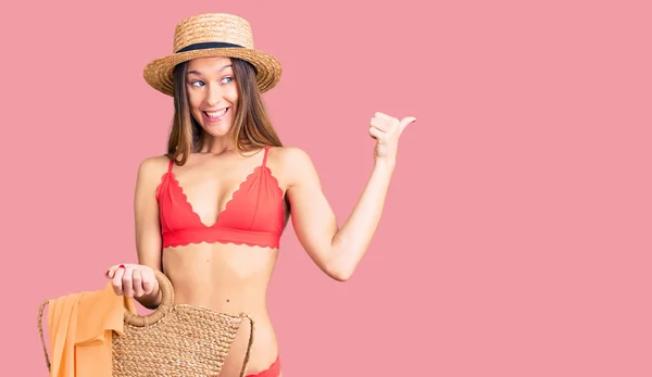 Hermosa Morena Joven Con Bikini Apuntando Pulgar Hacia Lado Sonriendo —  Fotos de Stock