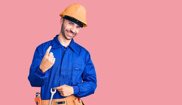 Jonge Spaanse Man Arbeidersuniform Wenkt Hier Gebaar Komen Met Hand — Stockfoto