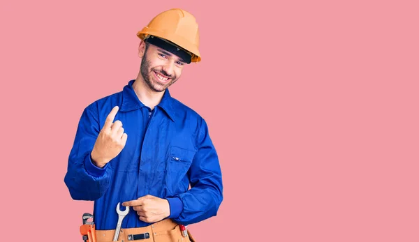 Giovane Uomo Ispanico Che Indossa Uniforme Operaia Chiamare Venire Qui — Foto Stock