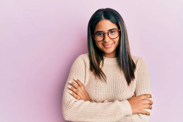 Joven Chica Latina Con Suéter Casual Invierno Gafas Cara Feliz —  Fotos de Stock