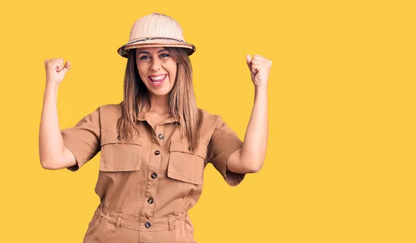 Young Beautiful Woman Wearing Explorer Hat Screaming Proud Celebrating Victory — Stock Photo, Image