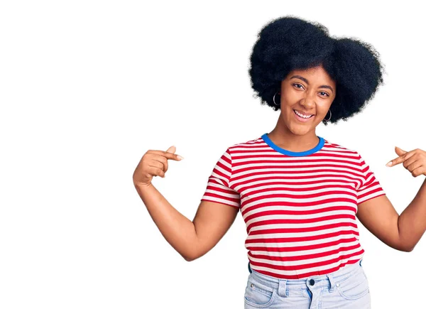 Молода Афроамериканська Дівчина Повсякденному Одязі Виглядає Впевнено Посмішкою Обличчі Вказуючи — стокове фото
