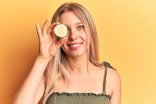 Mladá Krásná Blondýna Žena Drží Plátek Okurky Vypadá Pozitivně Šťastně — Stock fotografie