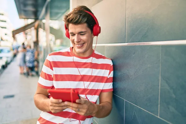 Jonge Blanke Man Lacht Gelukkig Met Behulp Van Touchpad Koptelefoon — Stockfoto