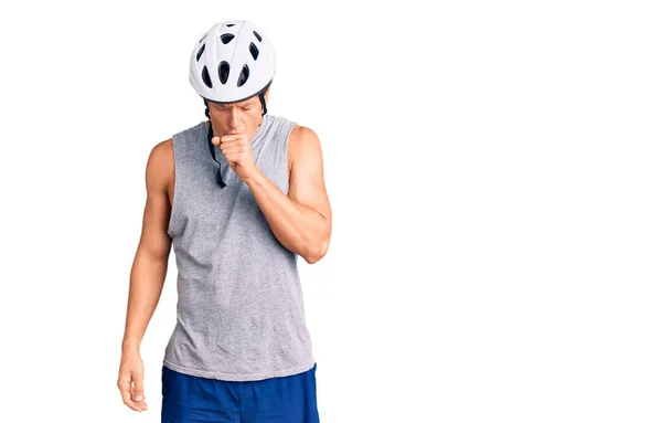 Homem Bonito Jovem Usando Capacete Bicicleta Sentindo Mal Tosse Como — Fotografia de Stock