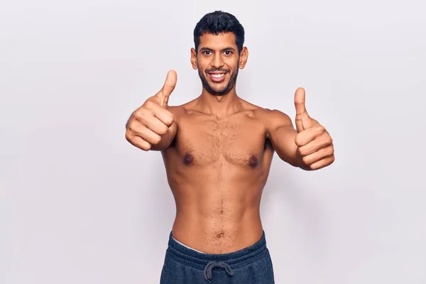 Jovem Latino Homem Sem Camisa Aprovando Fazendo Gesto Positivo Com — Fotografia de Stock