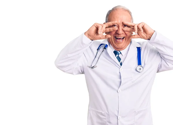 Hombre Mayor Guapo Pelo Gris Con Abrigo Médico Estetoscopio Haciendo —  Fotos de Stock