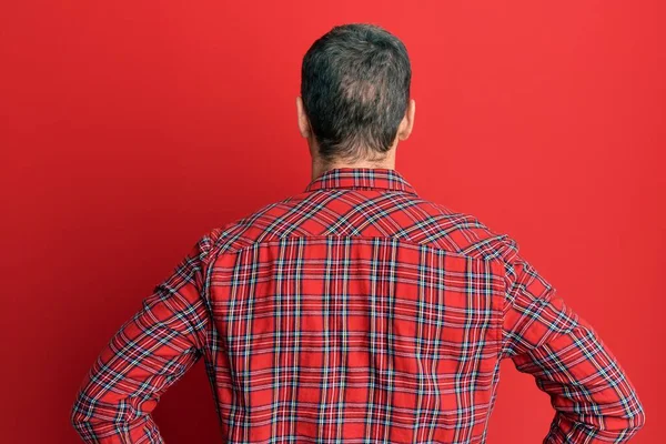 Kırmızı Tişört Giyen Yakışıklı Beyaz Adam Kolları Vücudunda Geriye Doğru — Stok fotoğraf
