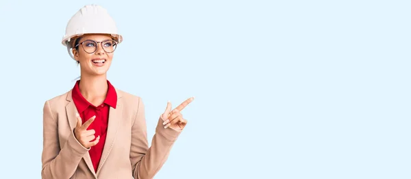 Young Beautiful Woman Wearing Architect Hardhat Smiling Looking Camera Pointing — Stock Photo, Image