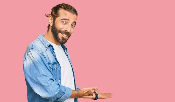 Hombre Atractivo Con Pelo Largo Barba Con Chaqueta Vaquera Casual —  Fotos de Stock