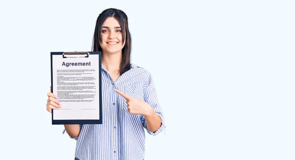 Menina Bonita Jovem Segurando Prancheta Com Documento Acordo Sorrindo Feliz — Fotografia de Stock