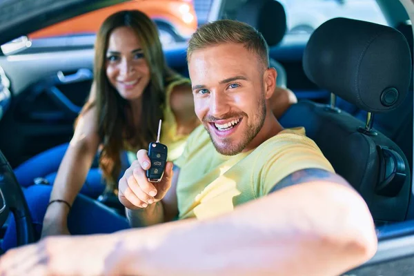 Junges Paar Lächelt Glücklich Und Hält Schlüssel Auto — Stockfoto