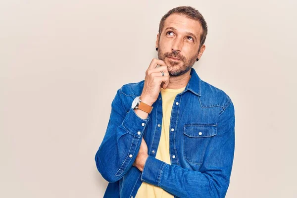 Jovem Homem Bonito Vestindo Roupas Casuais Rosto Sério Pensando Questão — Fotografia de Stock