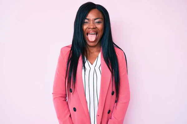 Junge Afrikanisch Amerikanische Frau Businesskleidung Streckt Glücklich Die Zunge Heraus — Stockfoto