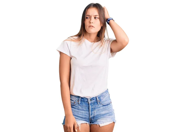 Mooie Blanke Vrouw Draagt Casual Witte Tshirt Verwarren Zich Afvragen — Stockfoto