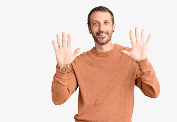 Jovem Homem Bonito Vestindo Roupas Casuais Mostrando Apontando Para Cima — Fotografia de Stock