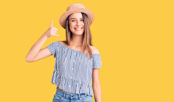 Ung Vacker Flicka Bär Hatt Och Shirt Leende Gör Telefon — Stockfoto