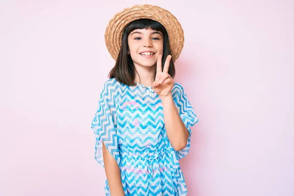 Menina Com Estrondo Usando Vestido Verão Chapéu Sorrindo Com Rosto — Fotografia de Stock