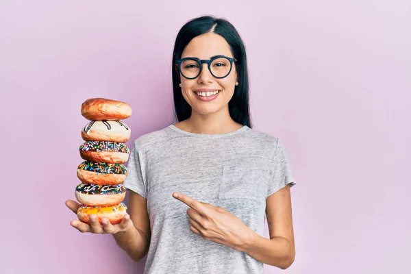 Vacker Ung Kvinna Håller Hög Med Läckra Färgglada Munkar Ler — Stockfoto