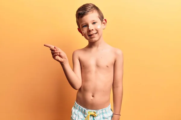 Lindo Niño Rubio Con Traje Baño Sonriendo Feliz Señalando Con — Foto de Stock