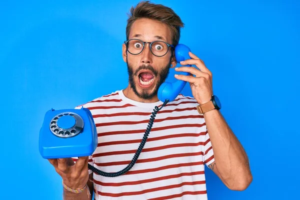 Pohledný Běloch Vousy Ruce Starý Telefon Vyděšený Šokovaný Překvapením Užaslým — Stock fotografie